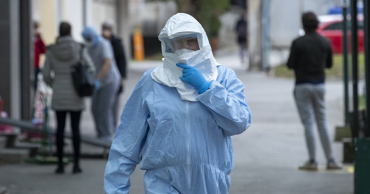 Медицинский работник в инфекционной клинике в Загребе, Хорватия