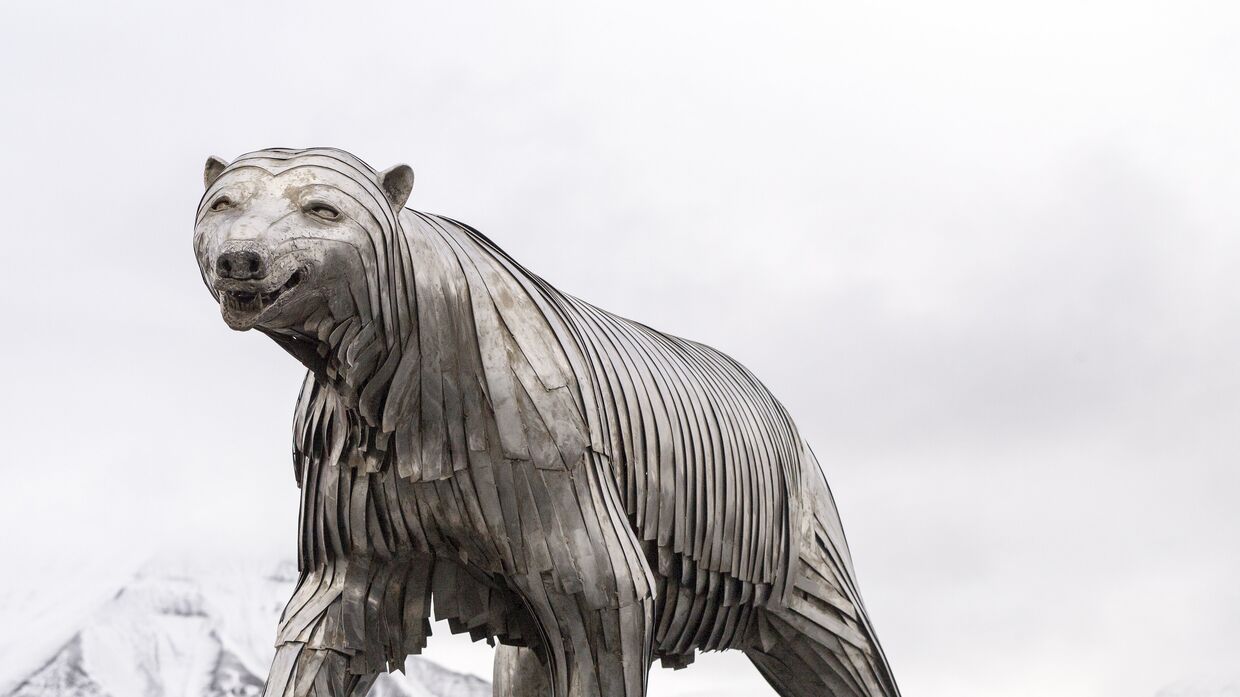 Скульптура белого медведя в Лонгйире, Шпицберген