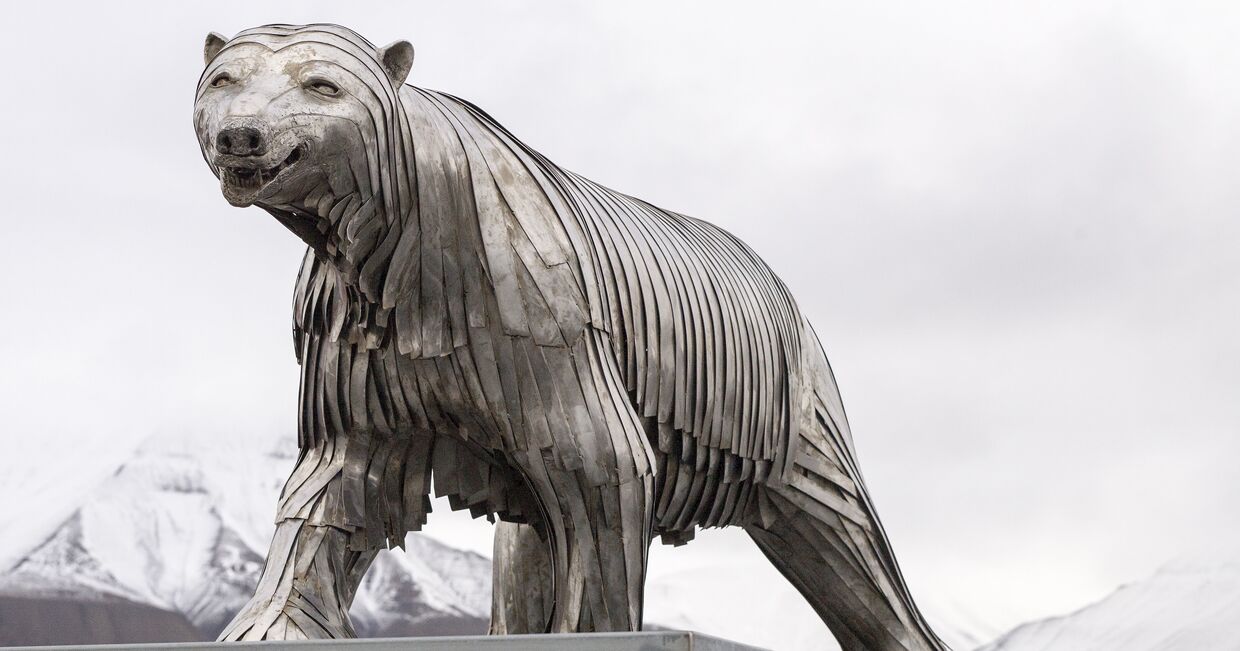 Скульптура белого медведя в Лонгйире, Шпицберген