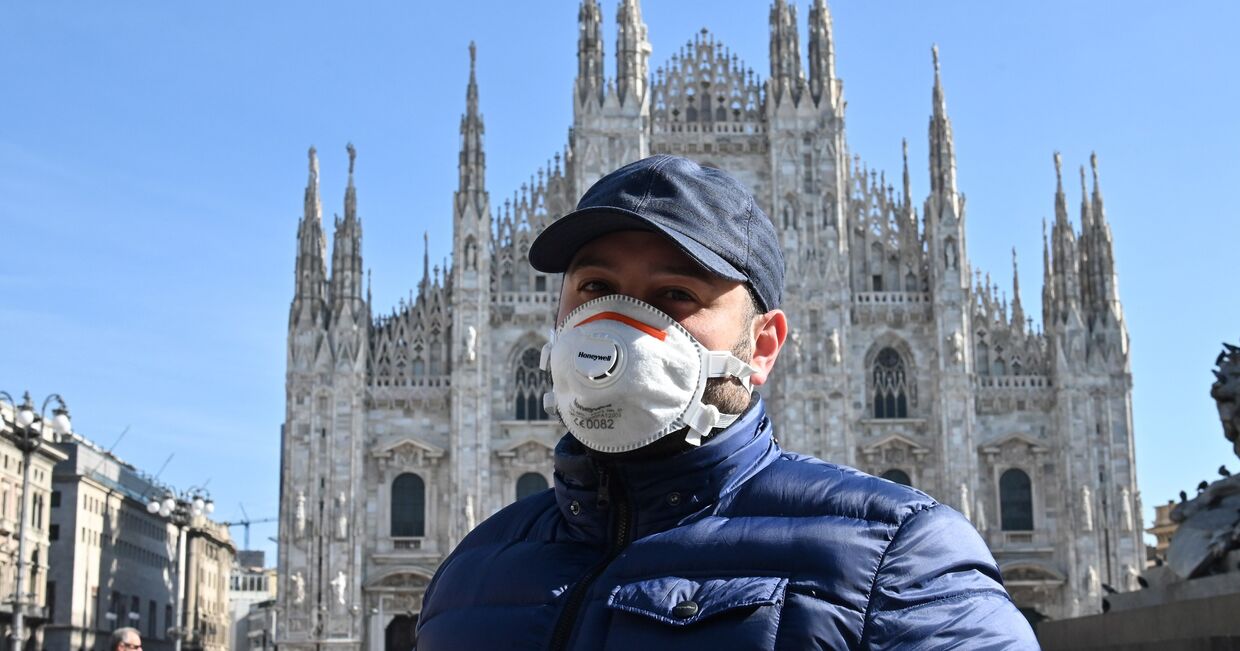 Мужчина на площади Пьяцца-дель-Дуомо в Милане