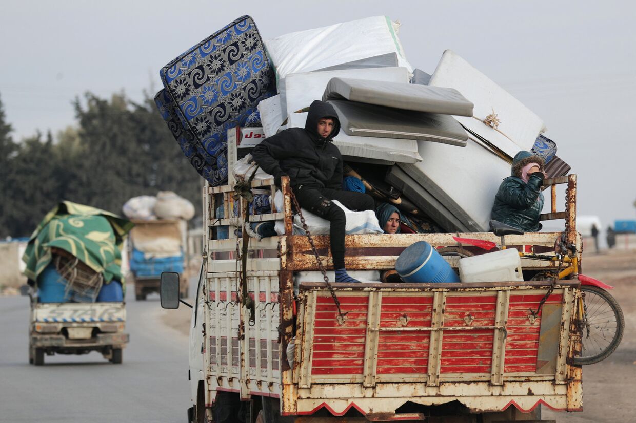 Вынужденные переселенцы, бежавшие из Идлиба едут в Азаз, Сирия