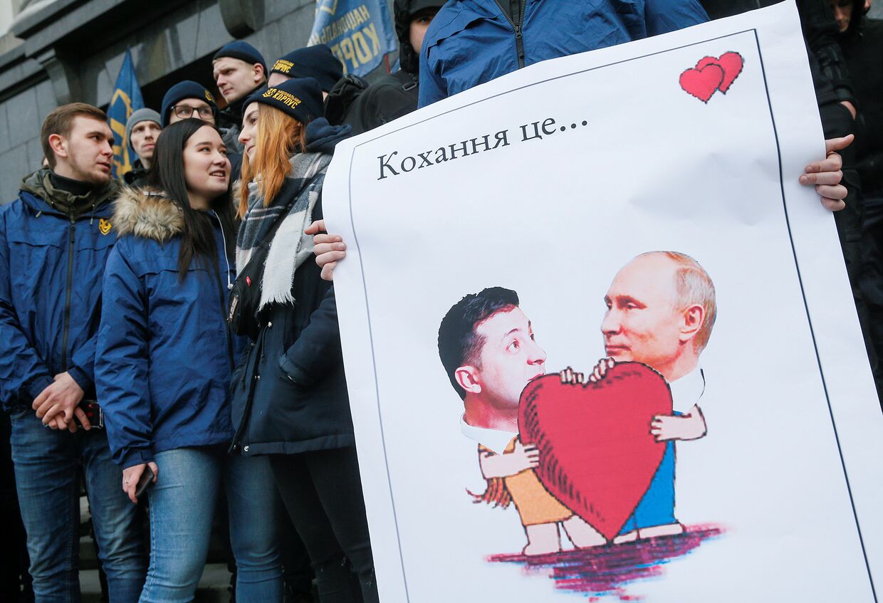 Демонстранты во время акции протеста сторонников политической партии Национальный корпус в День Святого Валентина в Киеве, Украина