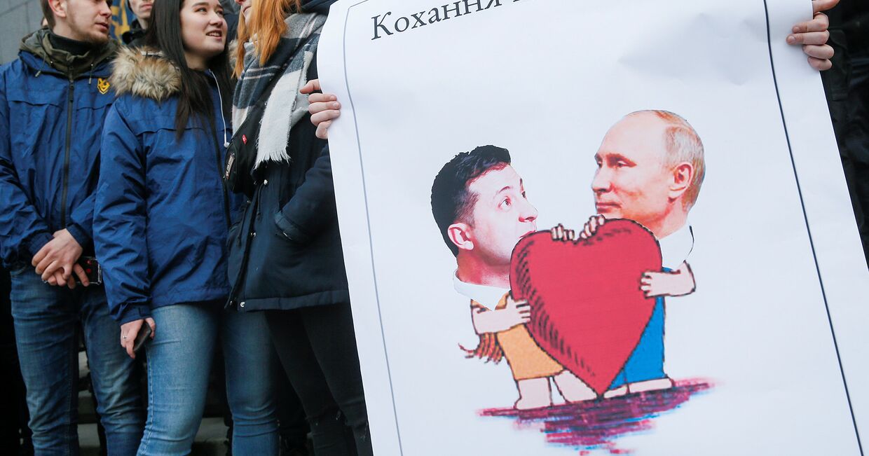 Демонстранты во время акции протеста сторонников политической партии Национальный корпус в День Святого Валентина в Киеве, Украина