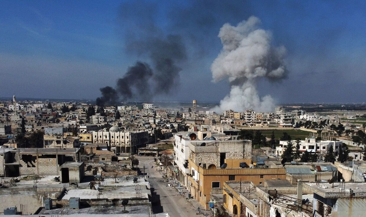 Дым над городом Саракиб в провинции Идлиб, Сирия