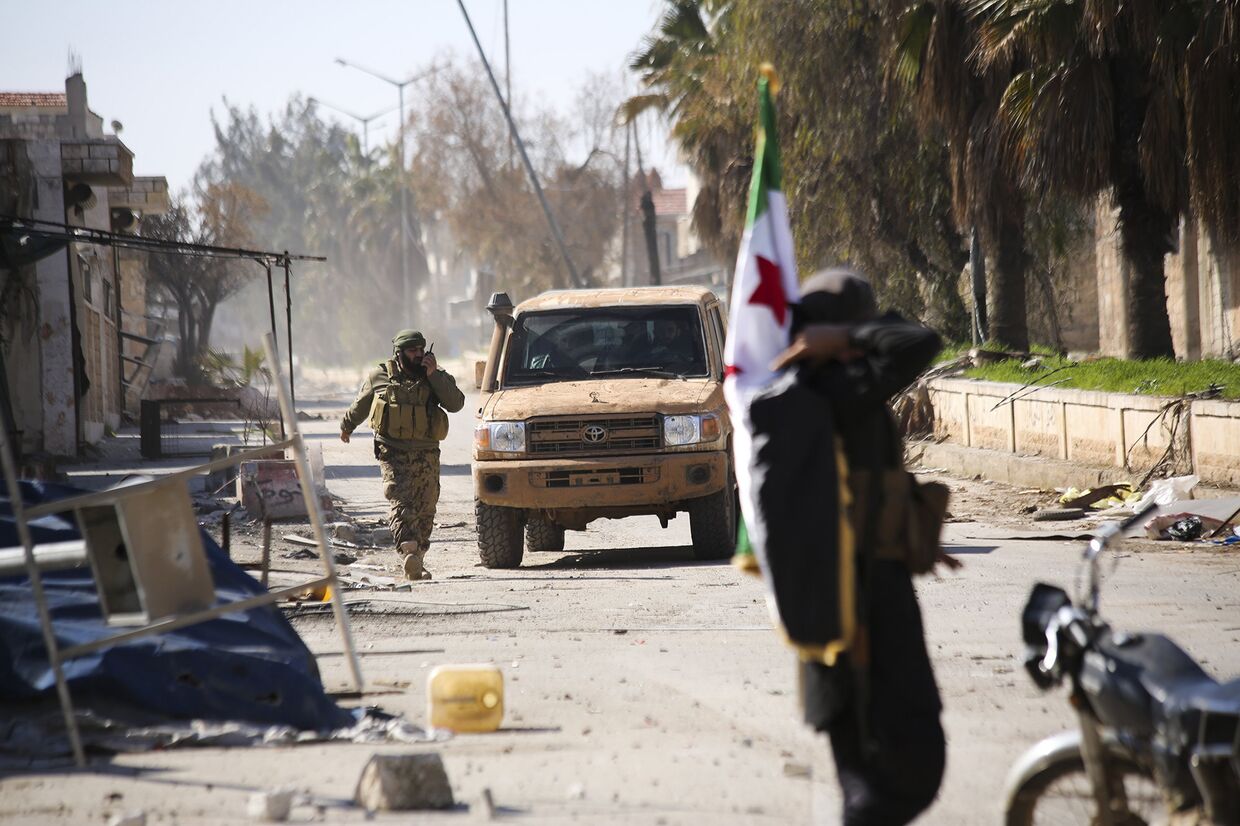 Поддерживаемые Турцией сирийские повстанцы в городе Саракеб в провинции Идлиб, Сирия