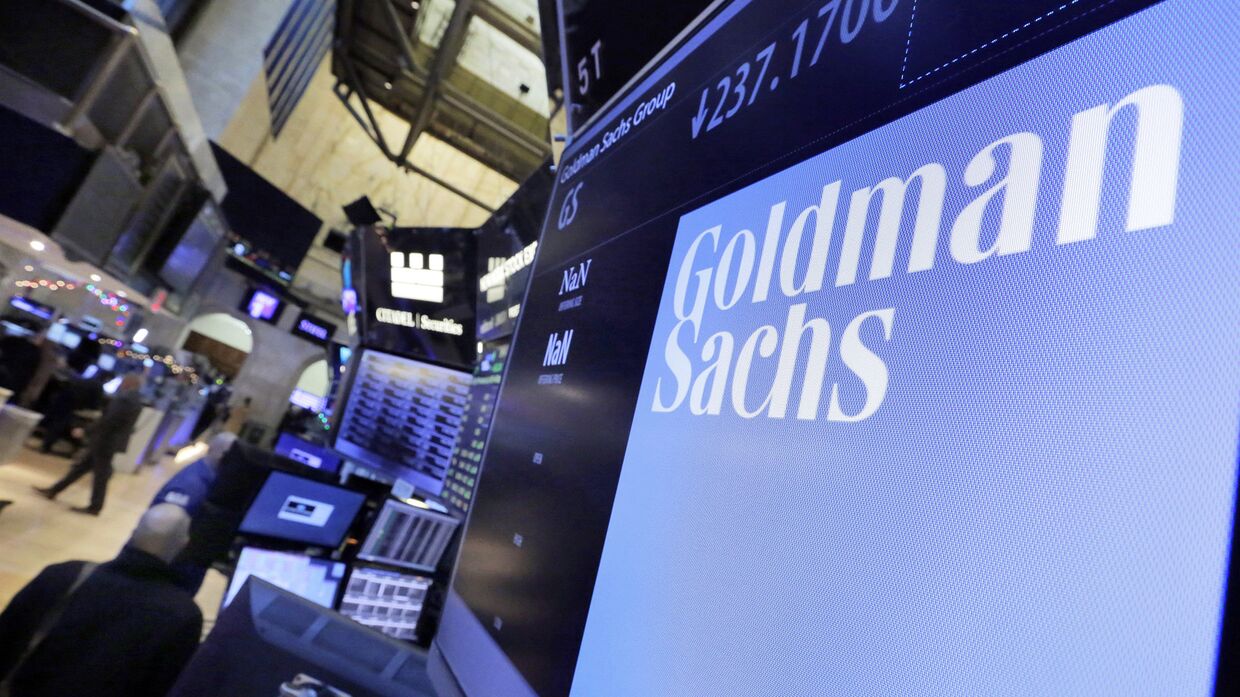 Логотип Goldman Sachs на дисплее в торговом зале Нью-Йоркской фондовой биржи