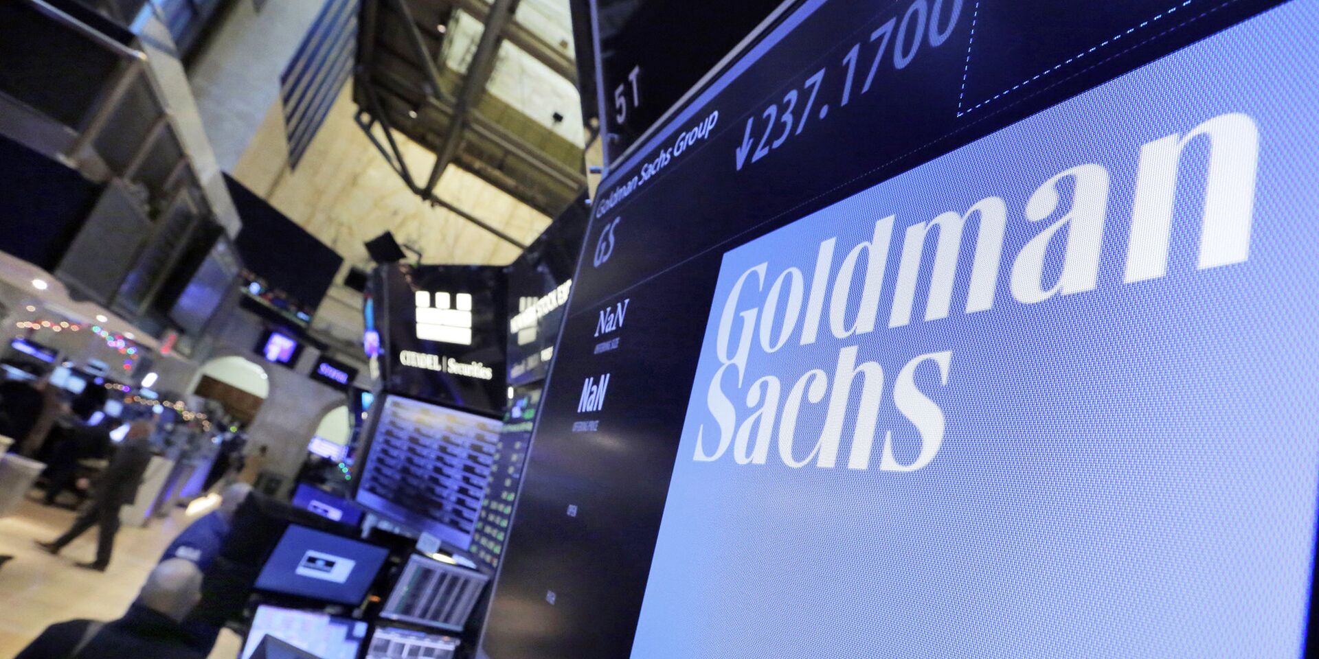 Логотип Goldman Sachs на дисплее в торговом зале Нью-Йоркской фондовой биржи - ИноСМИ, 1920, 19.11.2024