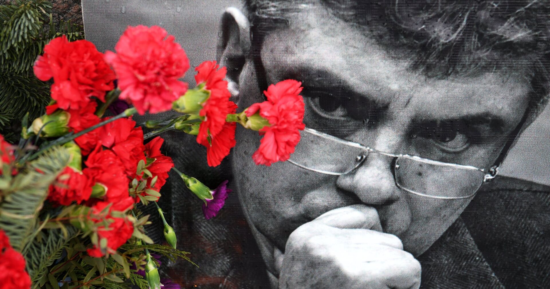 Цветы на месте гибели Б. Немцова - ИноСМИ, 1920, 26.11.2020