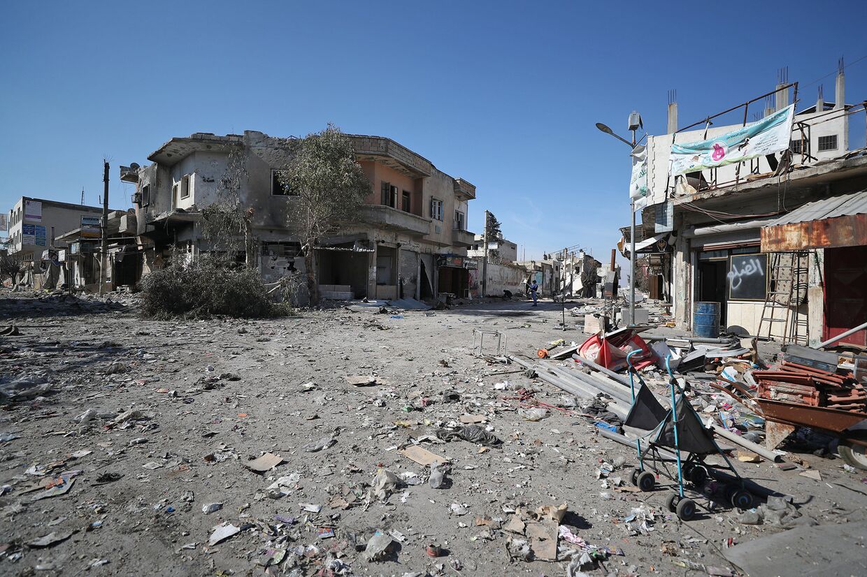 Поврежденные дома в городе Саракиб в провинции Идлиб, Сирия