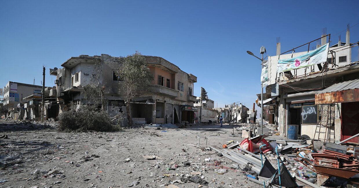 Поврежденные дома в городе Саракиб в провинции Идлиб, Сирия