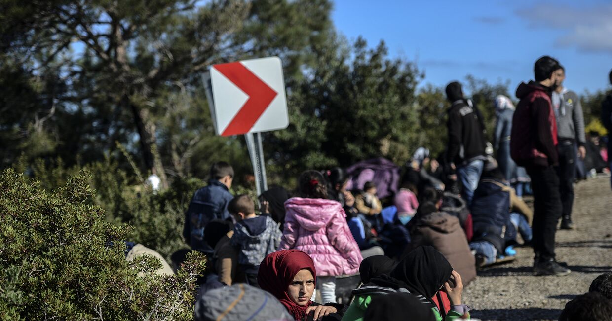 Сирийские беженцы пытаются добраться до греческого острова Лесбос через территорию Турции