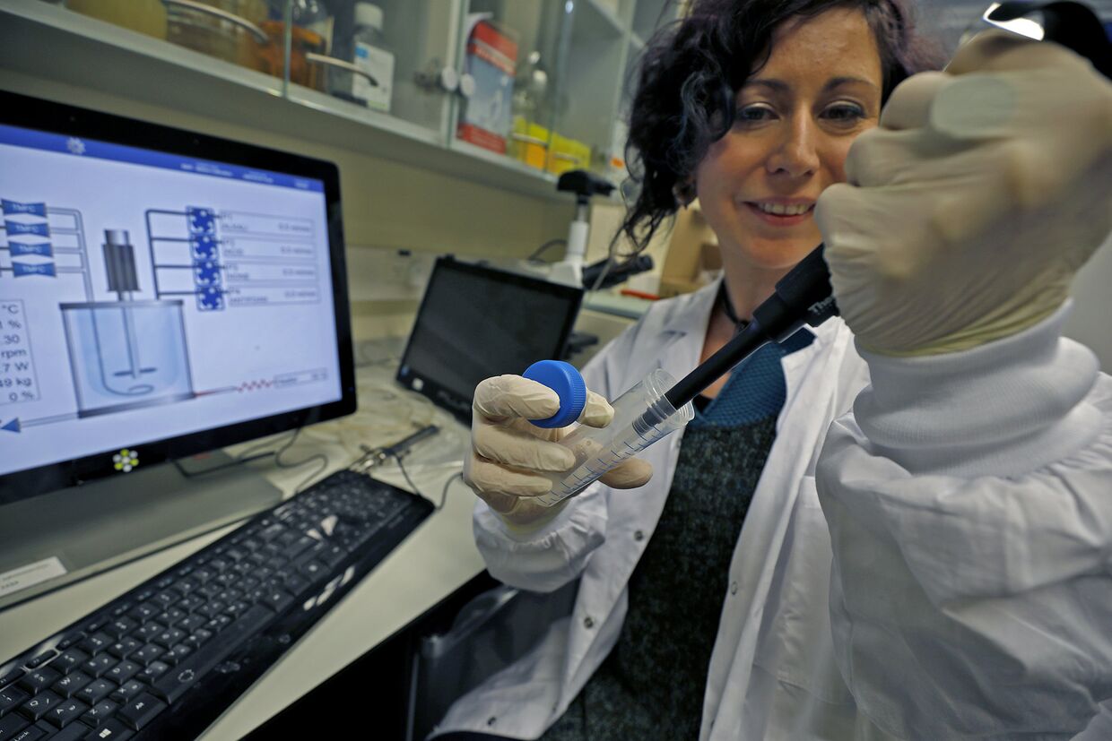 Израильский ученый работает в лаборатории исследовательского института Мигаль