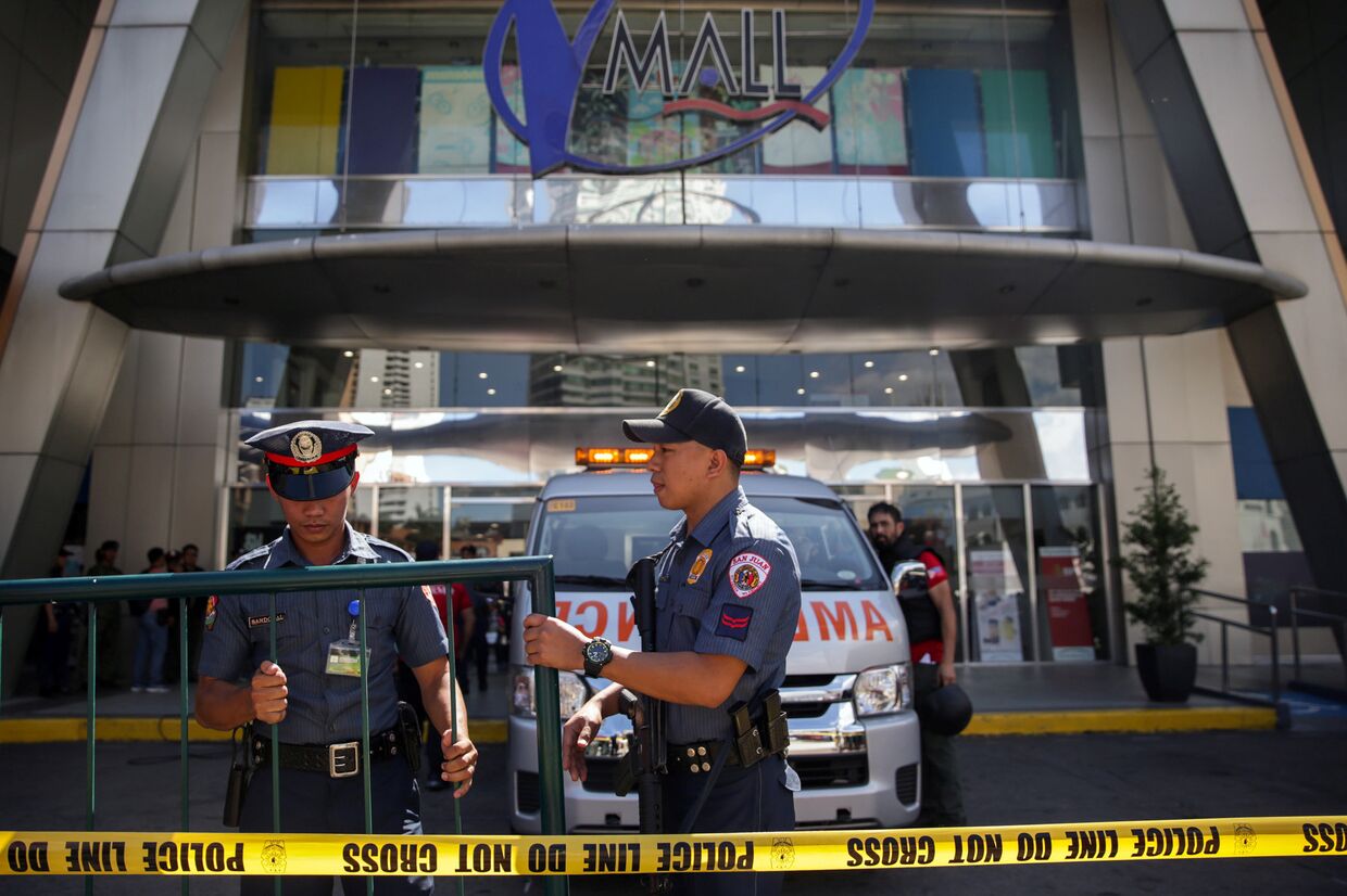 Полицейские у оцепленного торгового центра, Сан-Хуан, Филиппины