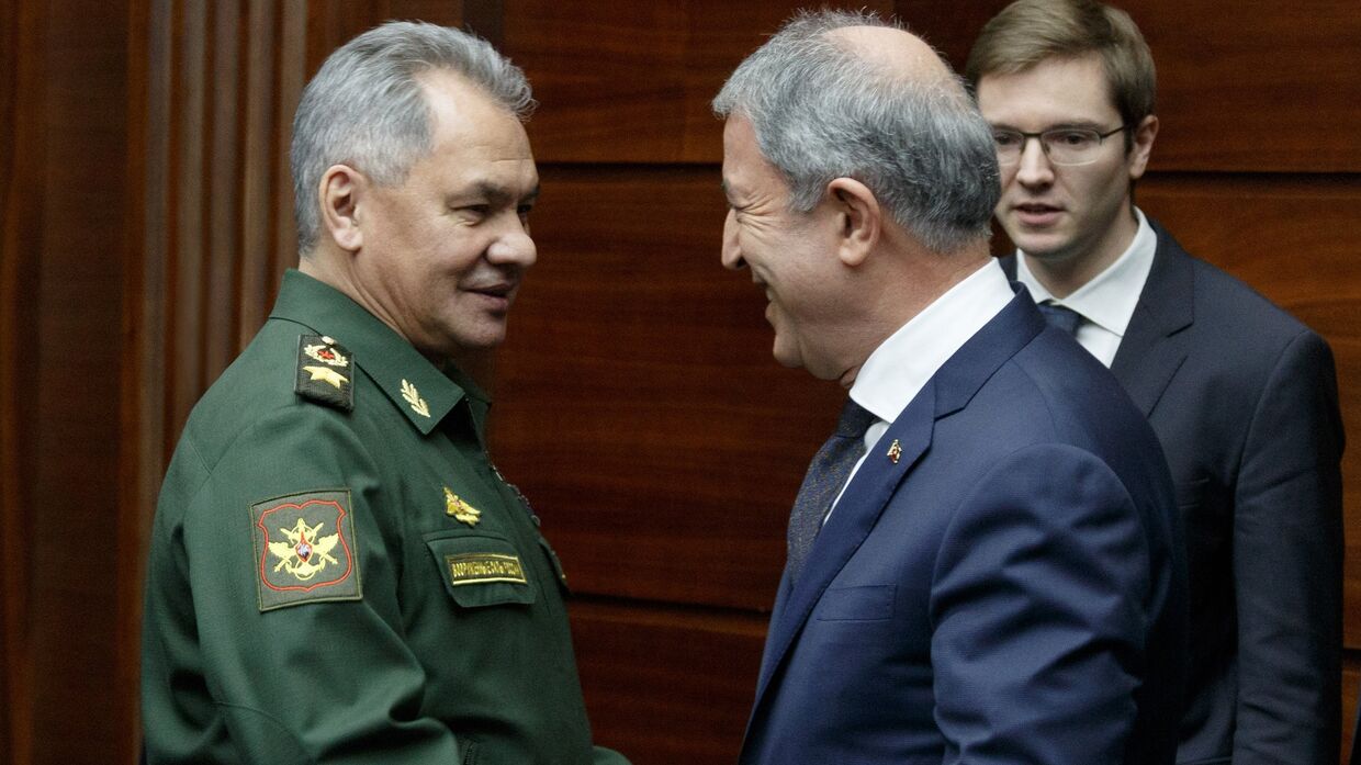 Министр обороны России Сергей Шойгу (слева) и министр обороны Турции Хулуси Акар