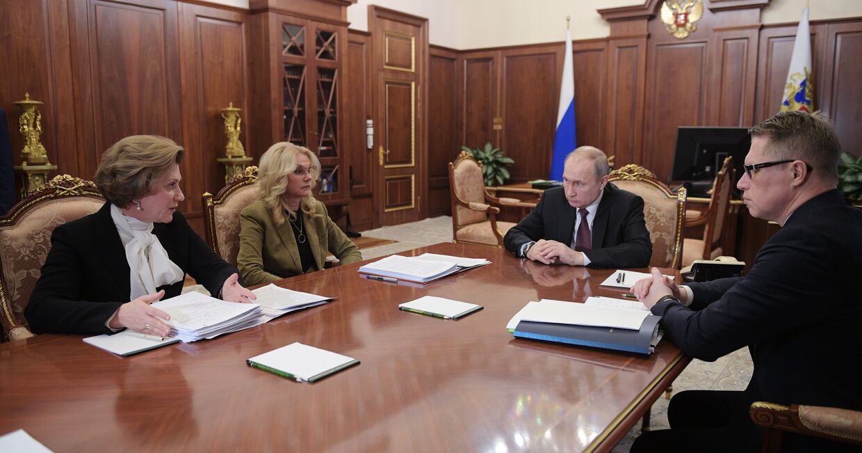 Президент РФ В. Путин провел совещание по противодействию коронавирусу