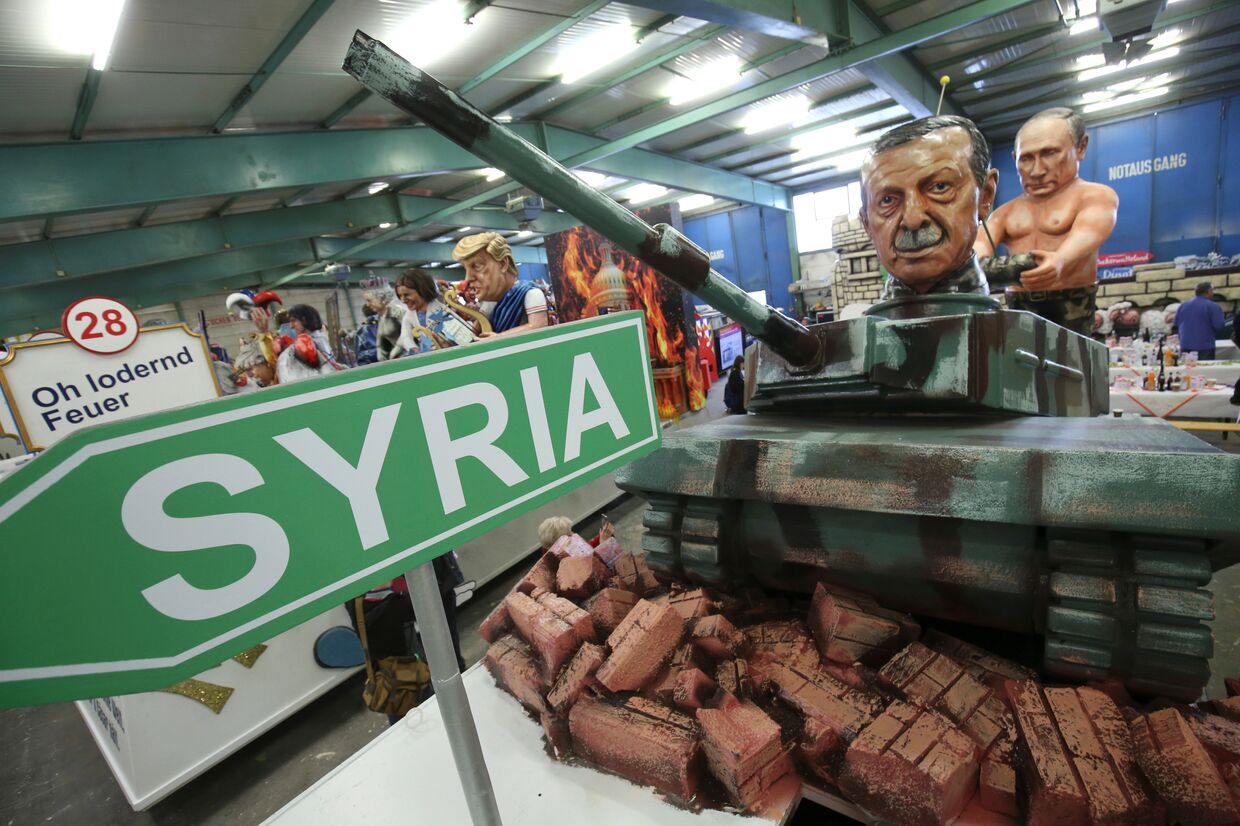 Фигуры из папье-маше, изображающие Путина и Эрдогана на танке, перед началом карнавала в Майнце, Германия