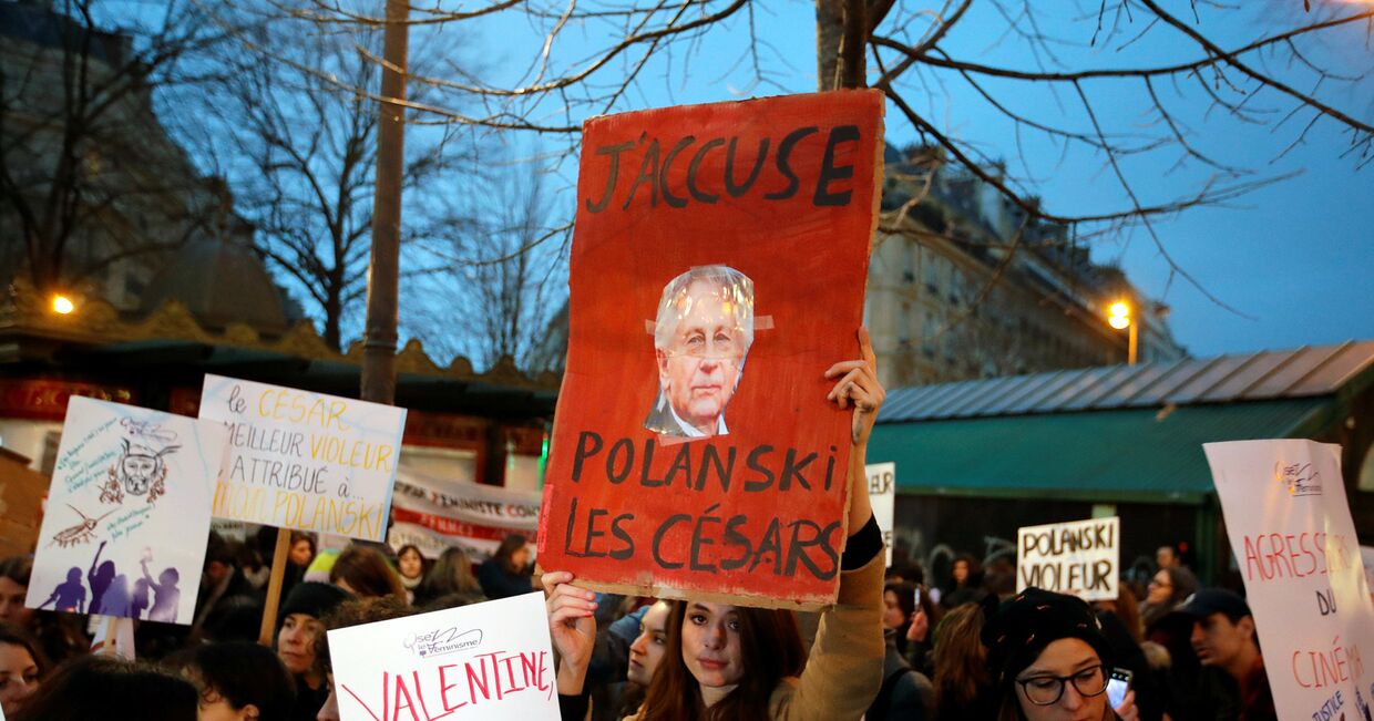Участники акции протеста против кинорежиссера Романа Полански в Париже, Франция