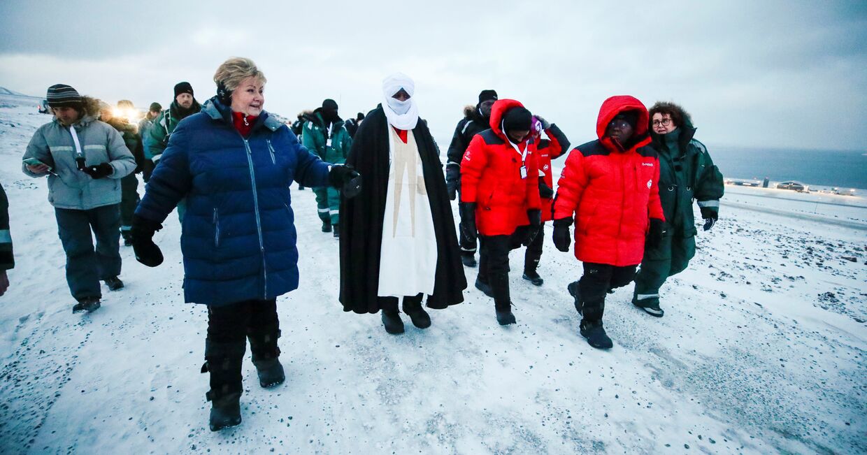 Премьер-министр Норвегии Эрна Сульберг во время визита на Шпицберген