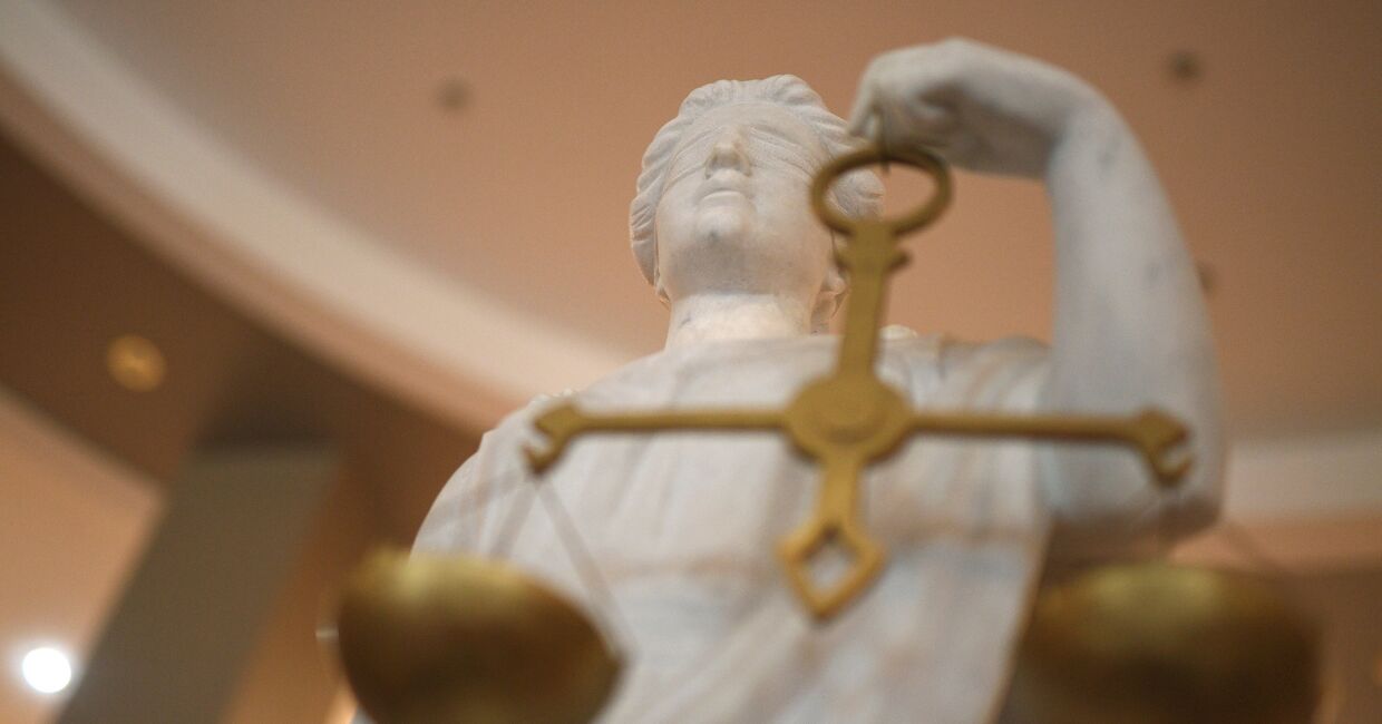 Статуя Фемиды в здании Московского городского суда