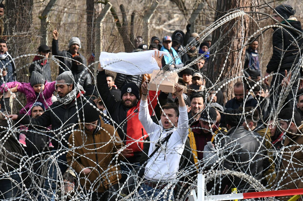 Мигранты на границе с грецией у турецкого пограничного пункта Пазаркуле
