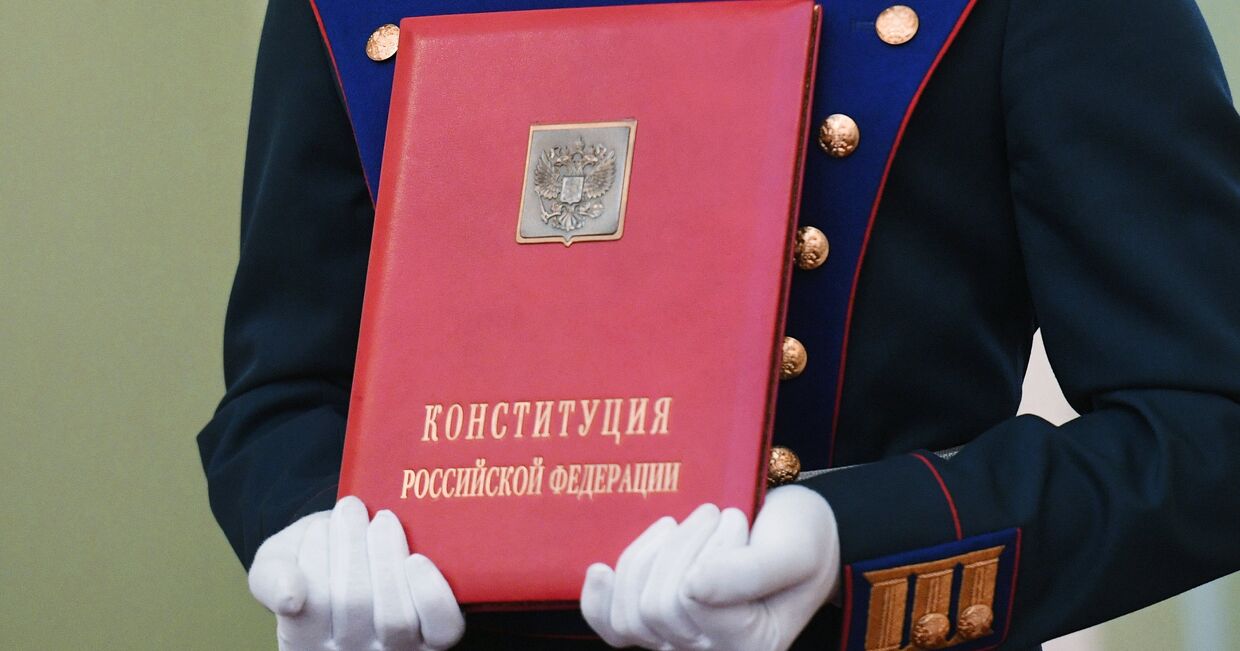 Солдаты Президентского полка вносят специальный экземпляр Конституции РФ