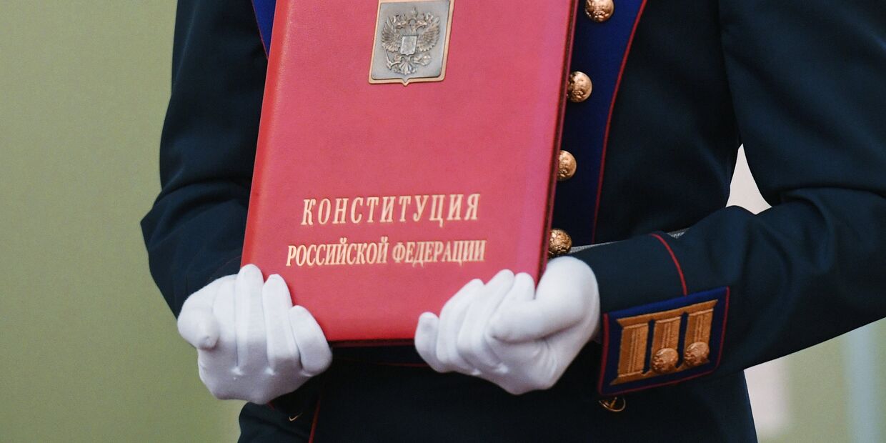 Солдаты Президентского полка вносят специальный экземпляр Конституции РФ