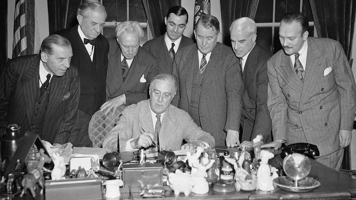 Президент США Франклин Рузвельт подписывает закон о продлении программы ленд-лиза