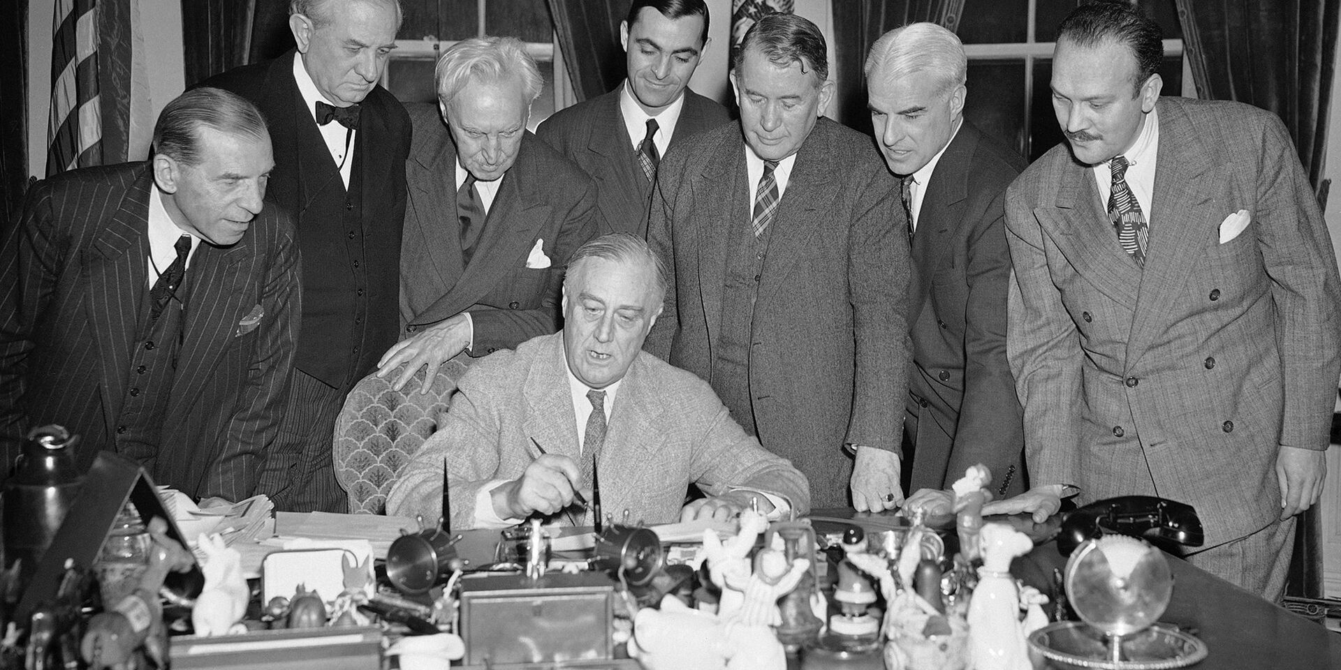 Президент США Франклин Рузвельт подписывает закон о продлении программы ленд-лиза - ИноСМИ, 1920, 16.05.2022