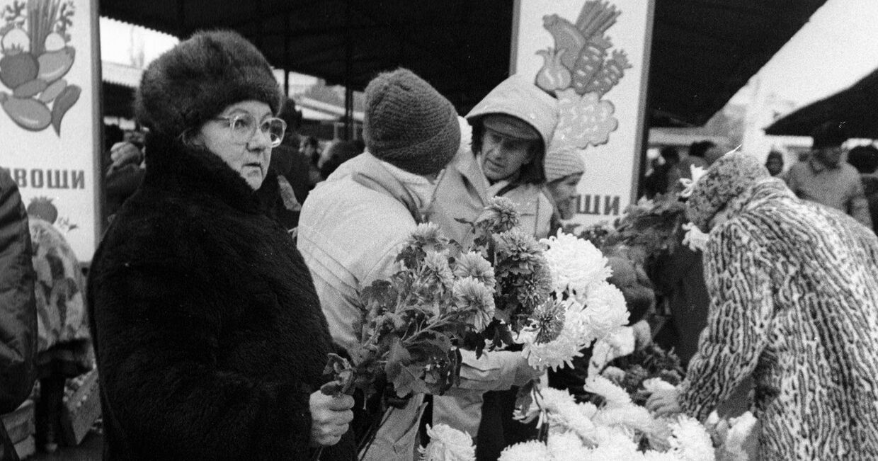 Местные жители продают цветы на рынке