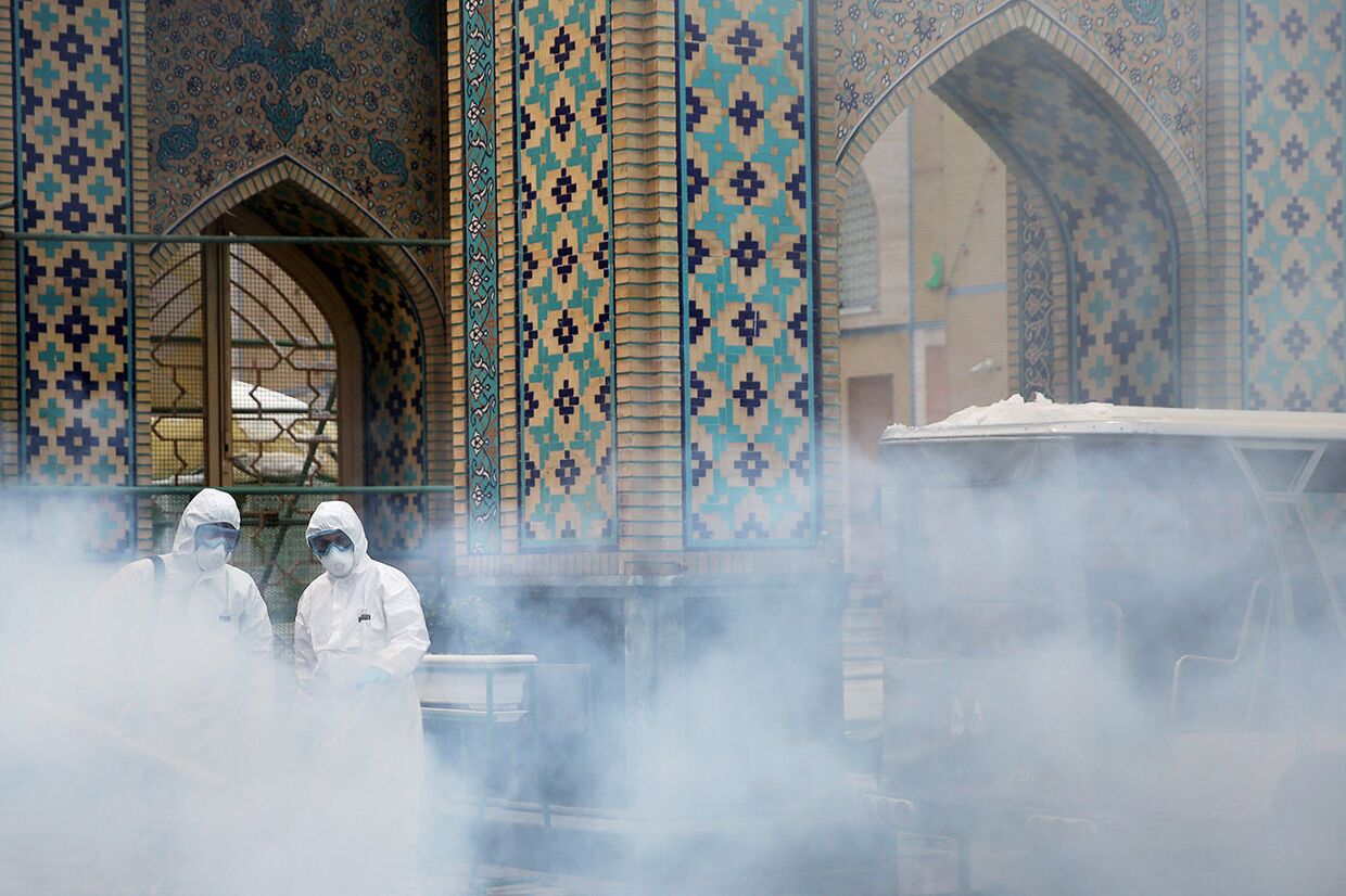 Дезинфекция в храме в связи со вспышкой коронавируса в Мешхеде, Иран