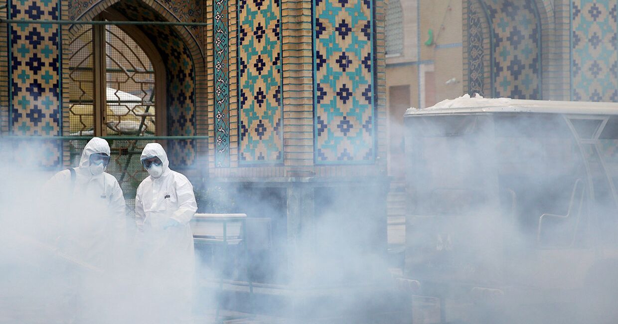 Дезинфекция в храме в связи со вспышкой коронавируса в Мешхеде, Иран