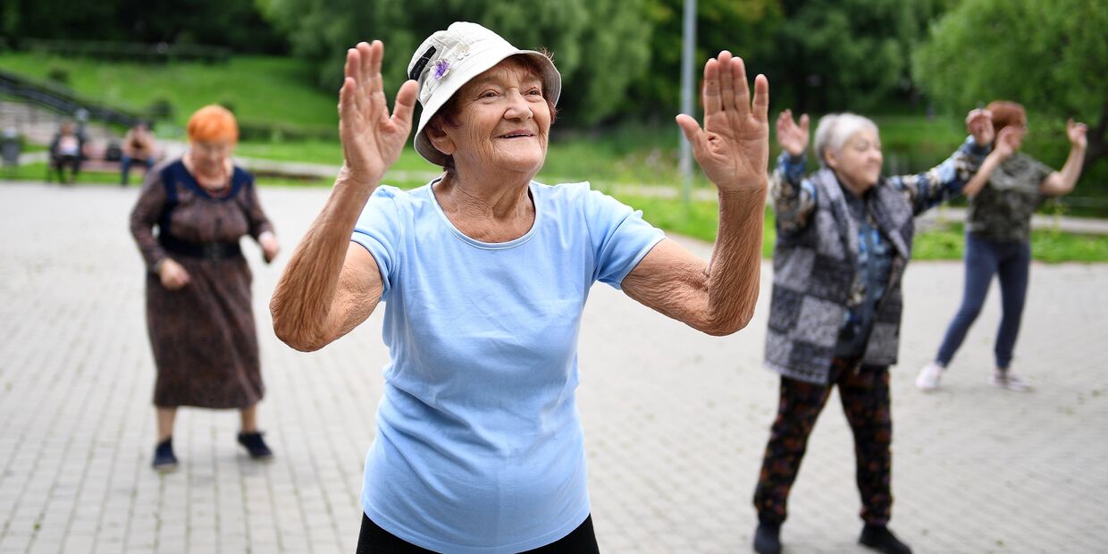 Пожилые женщины на занятиях в рамках программы Московское долголетие в Покровском парке в Москве