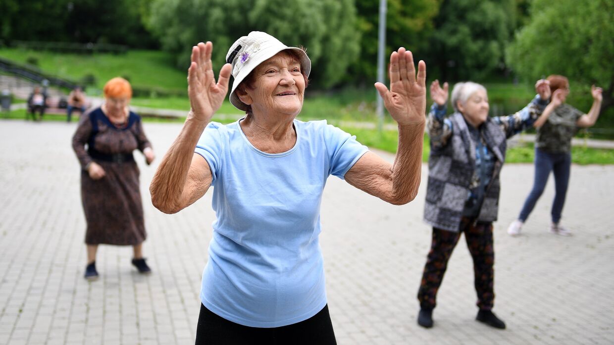 Пожилые женщины на занятиях в рамках программы Московское долголетие в Покровском парке в Москве