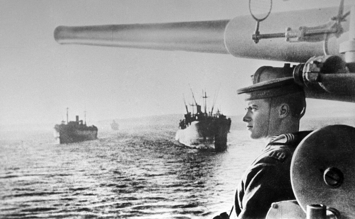 Советские транспортные суда на пути к Южному Сахалину, 1945 год