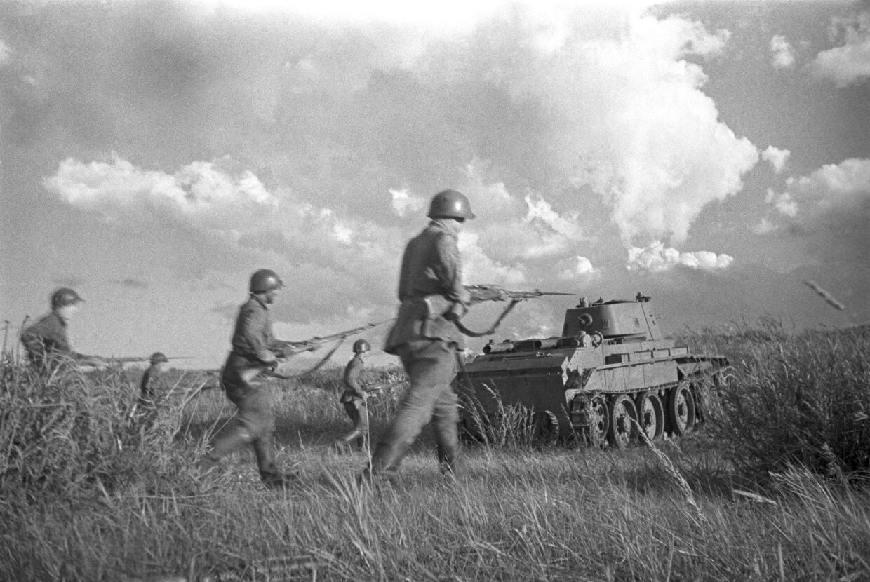 Советские бойцы под прикрытием танков идут в бой в районе реки Халхин-Гол, 1939 год