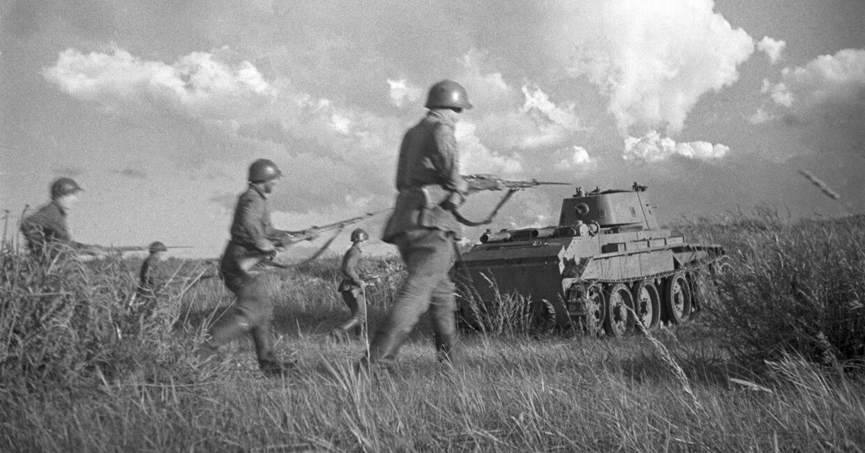 Советские бойцы под прикрытием танков идут в бой в районе реки Халхин-Гол, 1939 год