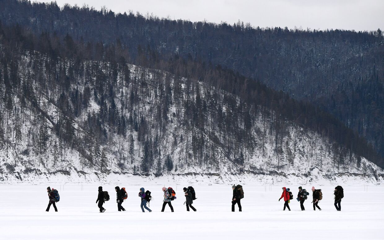 Туристы идут по льду Красноярского водохранилища
