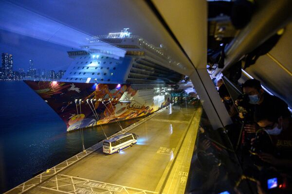 Пассажиры круизного лайнера World Dream покидают судно после снятия карантина в терминале Гонконга
