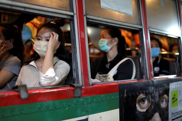 Пассажиры автобуса в Бангкоке, Таиланд