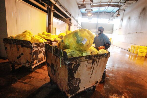 Медицинские отходы на пункте переработки в Янчжоу, Китай