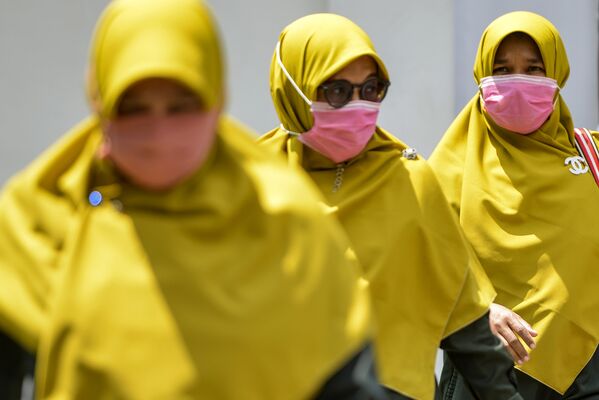 Женщины в медицинских масках в Банда-Ачех, Индонезия