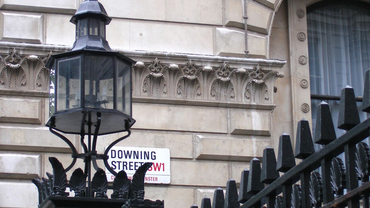 У официальной резиденции британских премьер-министров на Даунинг-стрит, 10.