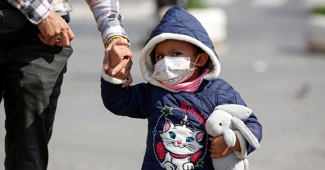 Ребенок в защитной маске в Риме