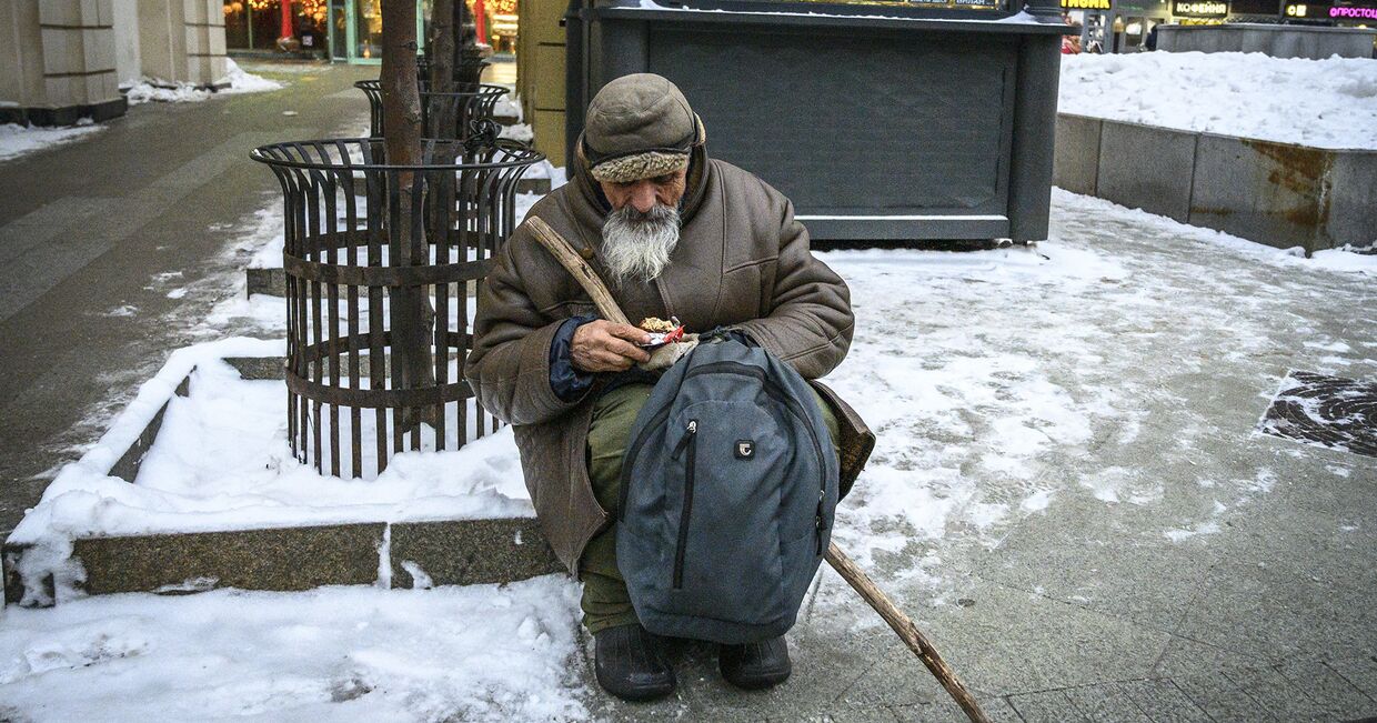 Попрошайка на улице в Москве