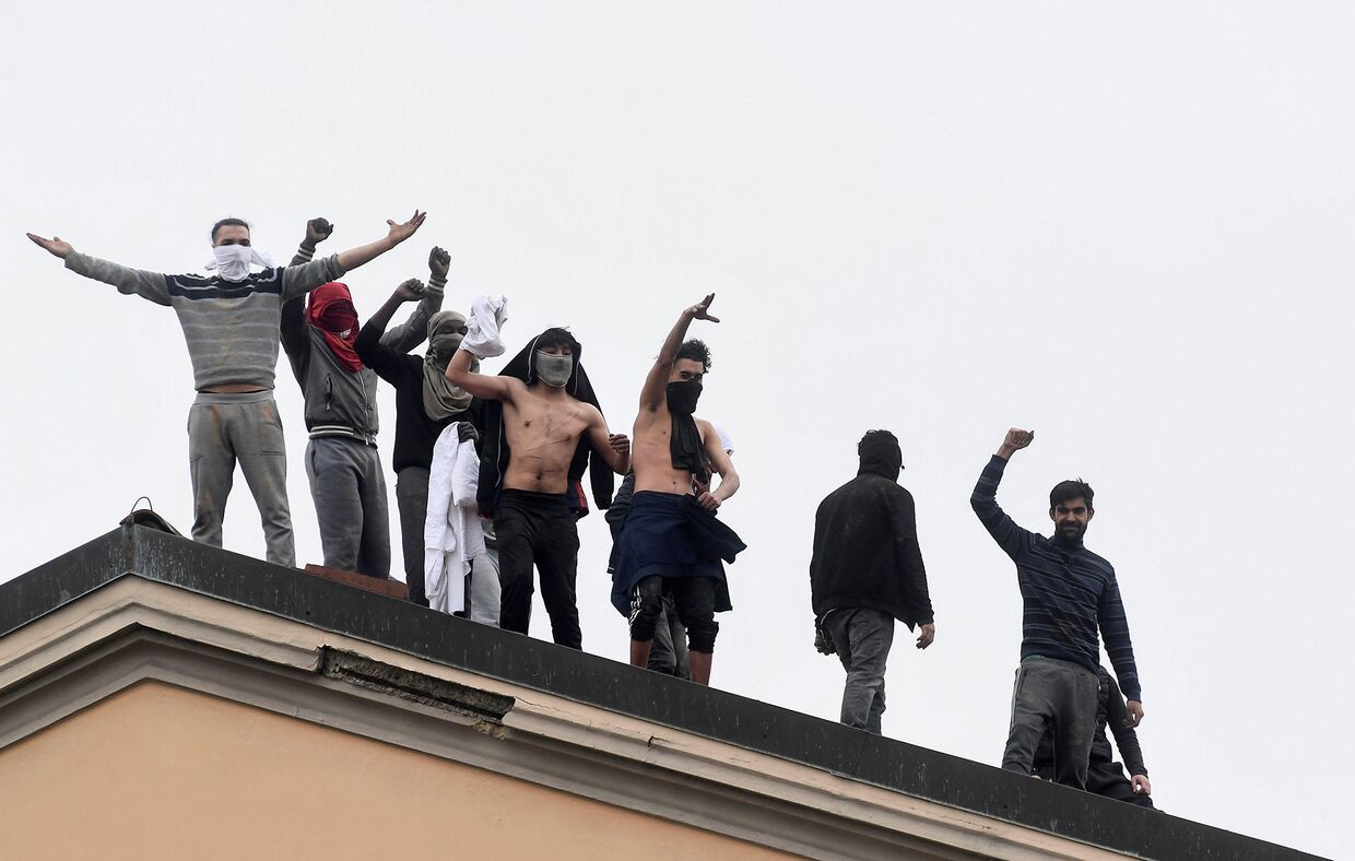 Заключенные на крыше тюрьмы Сан-Витторе в Милане