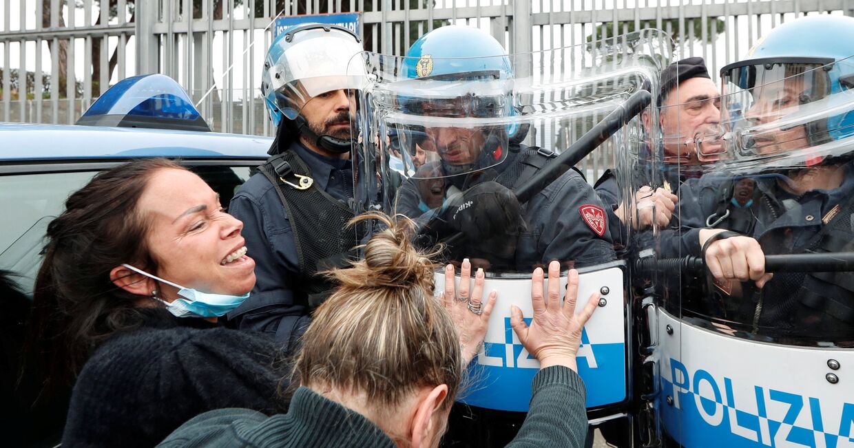 Родственники заключенных во время столкновений с полицией в Риме, Италия