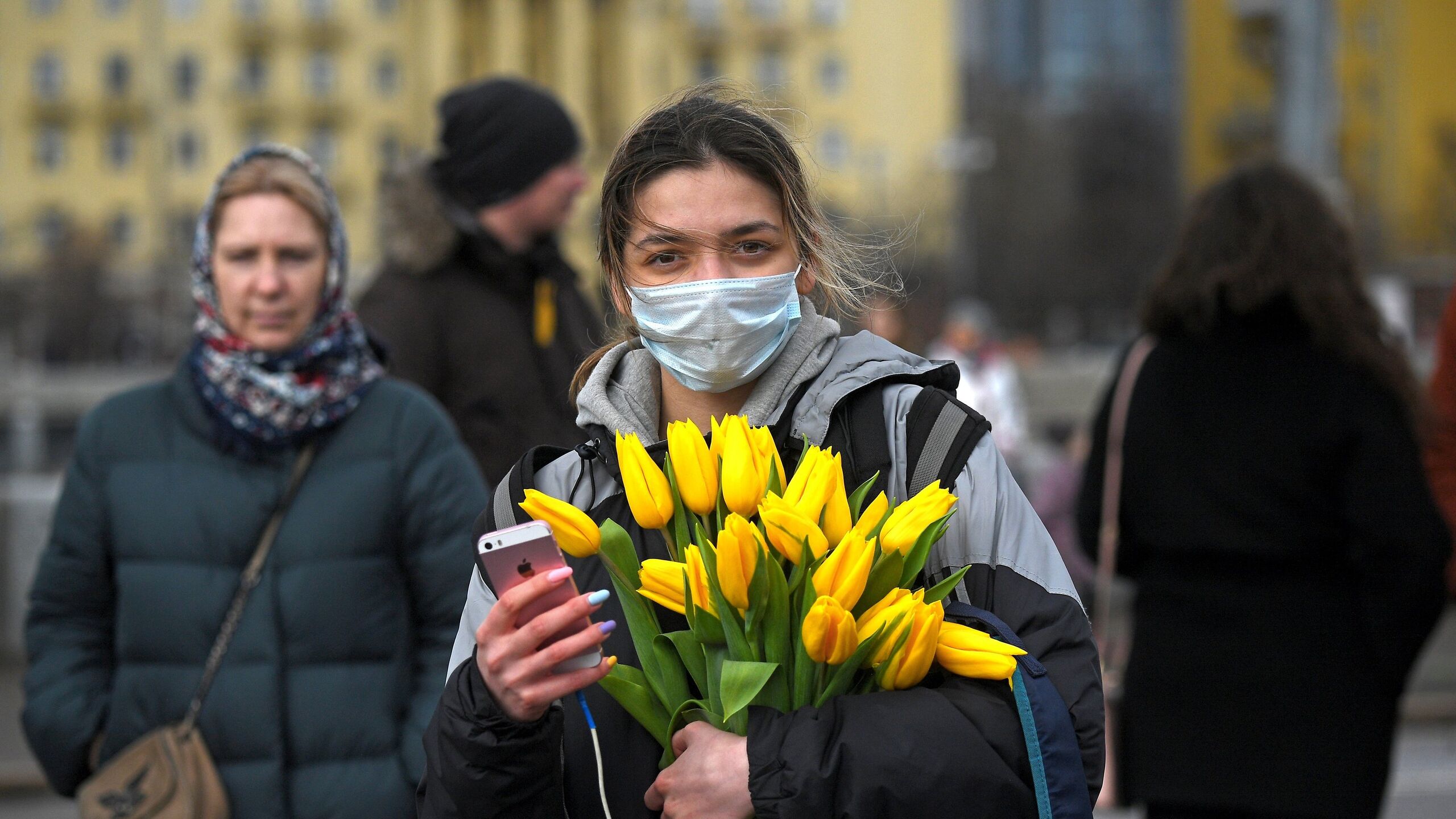 Россияне рассказали. Люди в масках на улице весной. Международный женский день в Европе. 8 Марта праздник люди. Люди в марте.