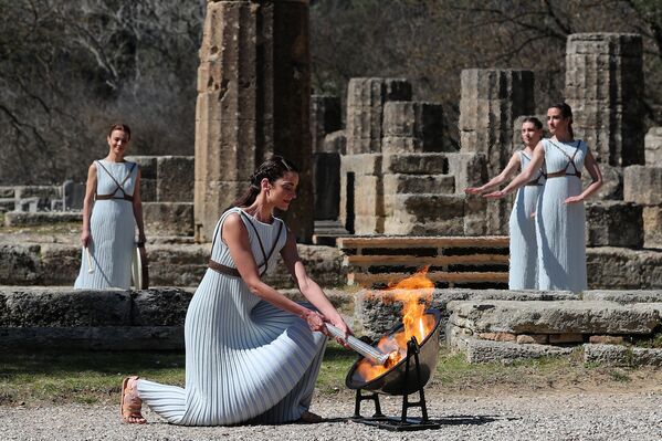 Греческая актриса, исполняющая роль верховной жрицы во время церемонии зажжения Олимпийского огня на летних Олимпийских играх 2020 года в Токио