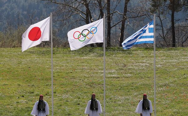 Флаг Японии, олимпийский флаг и флаг Греции во время цермонии