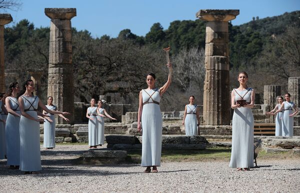 Церемония зажжения Олимпийского огня в Греции